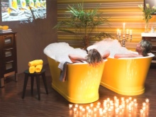 Žvakės ant grindų