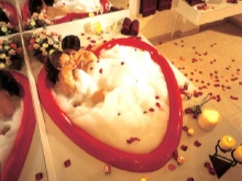 Vonia dviem su rožių žiedlapiais