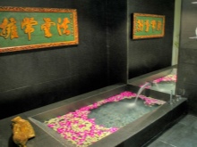 Vonia dviem su gėlėmis