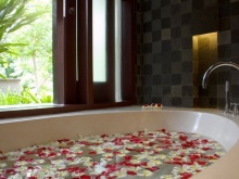 Ovali vonia dviem asmenims