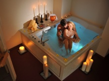 Erootiline vann kahele eeterlike õlidega