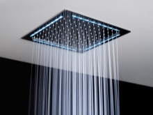 Vacker dusch med tak över huvudet