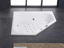 Neįprastos formos vonia, integruota į grindis