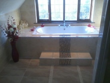 Įmontuojama vonia su podiumu miesto būstuose