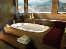 Įleidžiama vonia su medžio apdaila