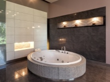 Apvali įmontuota vonia mieste