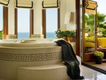 Graži įleidžiama vonia su paslėptu podiumu