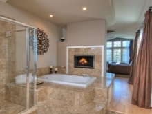 Įleidžiama vonia su aukštu podiumu