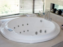 Apvali vonia, iš anksto sumontuota podiume