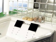 Spegelplattor på badrumsväggar