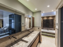 Stor spegel över tvättstället i badrummet