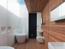 Stor spegel som väggbeklädnad i badrummet