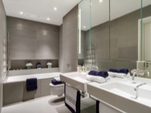 Spegelvägg över badrumsbänk