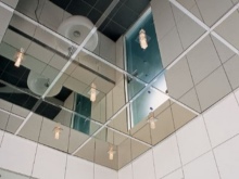 Mörkt spegeltak i badrummet