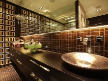 Badrum med stora speglar och spegelmosaik