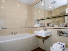 Placering av en spegel i badrummet 