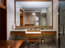 En stor badrumsspegel 