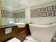 En badrumsspegel för att visuellt förstora det öppna utrymmet.