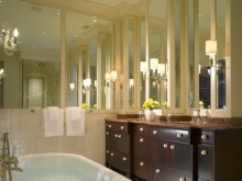 Framhävande av stora badrumsspeglar