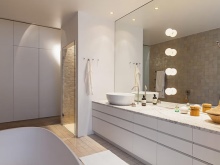 Lampor i en stor badrumsspegel