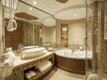 Belysning för en stor spegel i badkaret