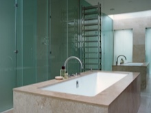 Stor spegelpanel på badrumsvägg