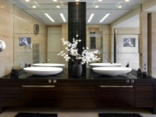 Badrumsspegel på väggen