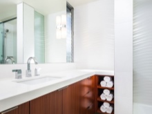 Badrumsspegel placerad så att den inte kan komma i kontakt med vatten.