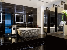 Svart spegel kakel badrumsvägg