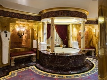 Kuldne sein vannitoas.