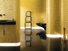 Kuldne mosaiik vannitoas