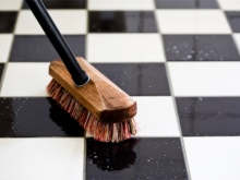 Limpar juntas de azulejos no chão da casa de banho