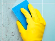 Remoção de sujidade dos azulejos na casa de banho