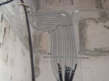 Cables en una caja de cartón ondulado