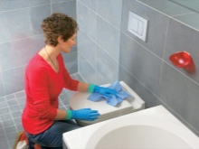 Pulire le superfici del bagno