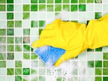 Lavare le pareti del bagno