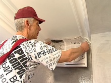 Odstránenie starého vápna pomocou novín