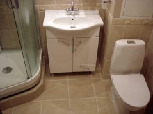 狭いバスルームにシャワールームを設置