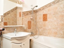 狭い浴室でも経済的に使えるバスルーム金具 