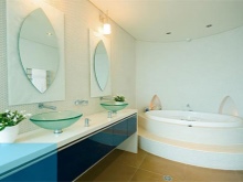 Lekerekített vízvezeték-szerelvények és kék és kék fürdőszoba dekorációk feng shui által