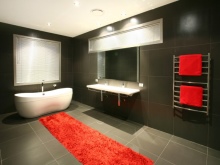 svart och rött badrum design