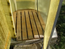 Installazione a pavimento di una cabina doccia in policarbonato per la campagna