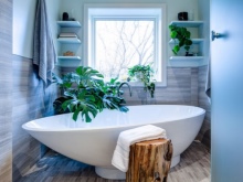 Blomster i potter til et badeværelse med et vindue