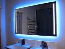 Taustavalaistu kylpyhuoneen peili