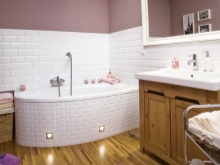 Belyst badkar i badrumsdesign