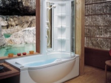 Police v kombinirani kopalni kadi in prhi