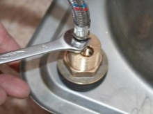 Montering af et fleksibelt indløb på vandhanen