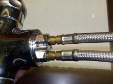 Montering af den fleksible slange på vandhanen