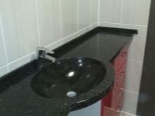 Stenen wastafel met werkblad voor badkamer