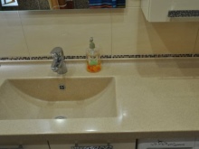 De kunstmatige wastafels van de steenbadkamers